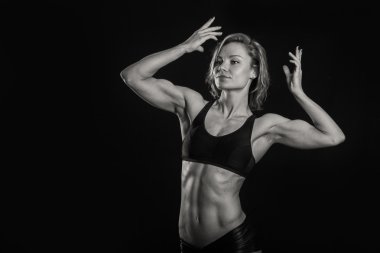 vücut geliştirmeci kadın kasları gösterir