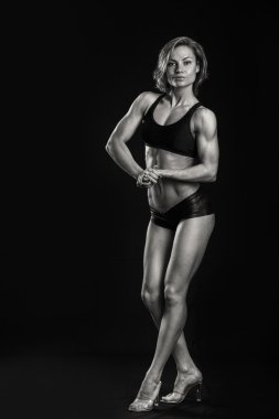 vücut geliştirmeci kadın kasları gösterir