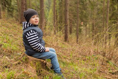 çocuk ormanda dinleniyor