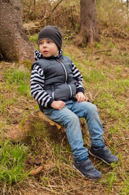 çocuk ormanda dinleniyor