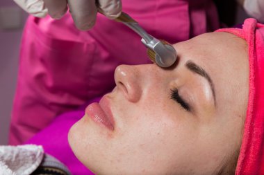 bir enjeksiyon Mezoterapi sahip kadın