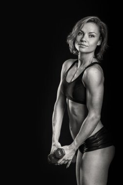 vücut geliştirmeci kadın kasları gösterir