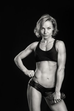 vücut geliştirmeci kadın kasları gösterir