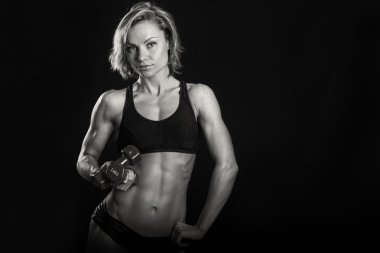 vücut geliştirmeci kadın kasları gösterir