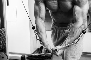 Kaslı adam çalışma dışarı ağırlıklar ile