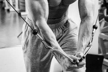 Spor salonunda ağırlık çalışan adam