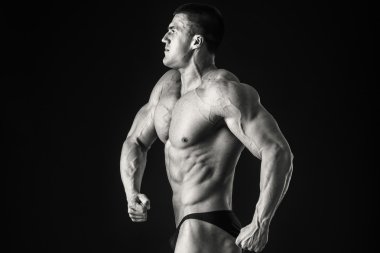 vücut geliştirmeci kasları gösterir