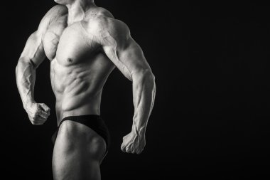 vücut geliştirmeci kasları gösterir