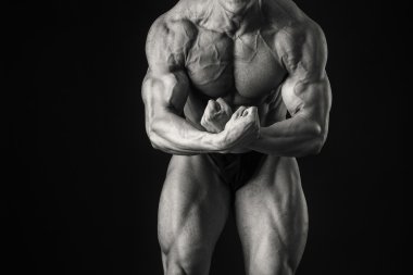 vücut geliştirmeci kasları gösterir