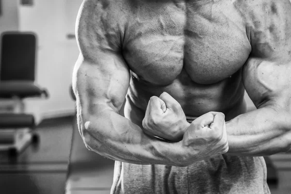 Culturista demostrando los músculos en el gimnasio —  Fotos de Stock
