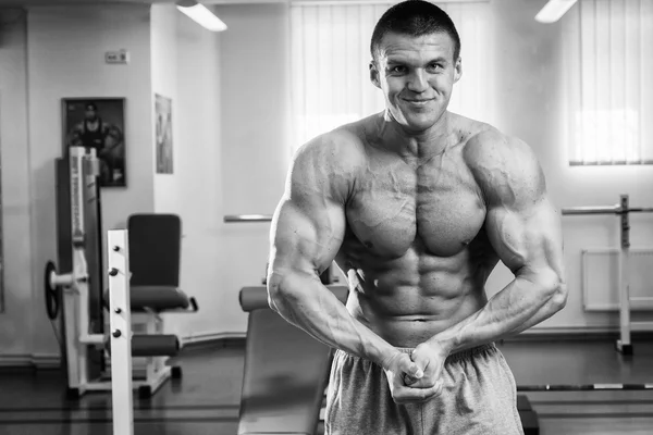 Bodybuilder demonstriert Muskeln im Fitnessstudio — Stockfoto