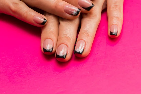 Manos femeninas con clavos pintados . — Foto de Stock