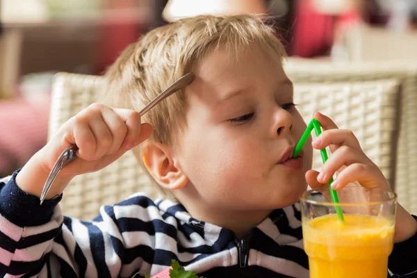 Un chico bebe jugo. —  Fotos de Stock