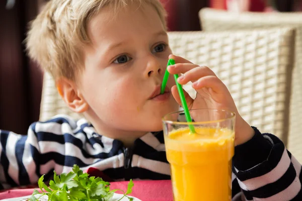 A boy drinks juice — Stock Photo, Image