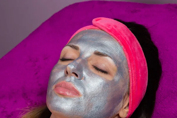 Meisje met zilveren masker op het gezicht — Stockfoto