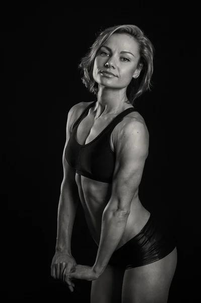 Bodybuilder woman shows her muscles — Stock Photo, Image