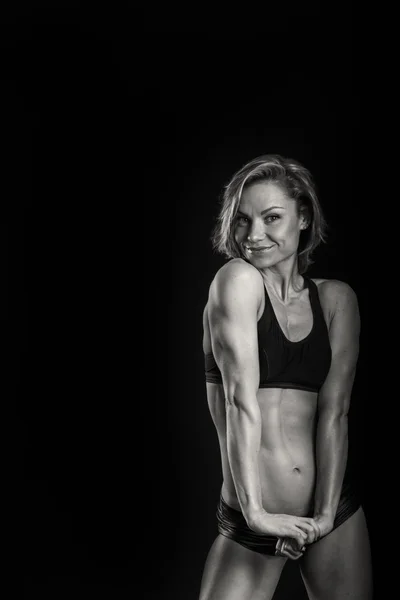 Bodybuilder vrouw toont haar spieren — Stockfoto