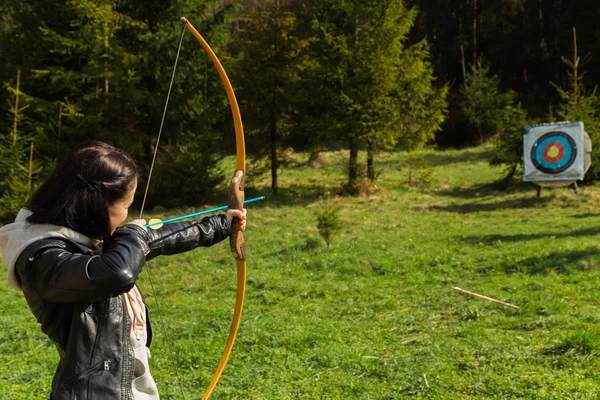 Pai e filho envolvidos em tiro com arco — Fotografia de Stock