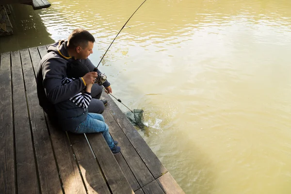 Padre e figlio nel processo di cattura del pesce — Foto Stock