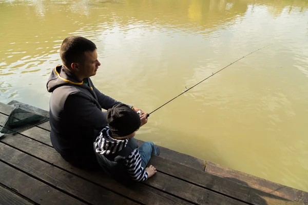 Père et fils dans le processus de capture de poissons — Photo