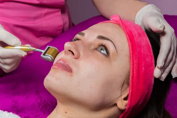 Mulher a fazer uma mesoterapia por injecção — Fotografia de Stock