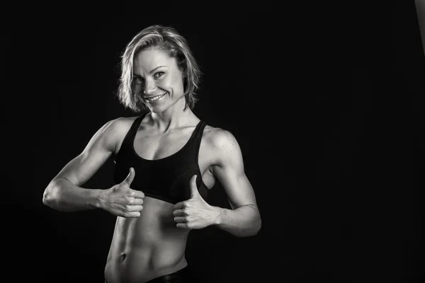 Bodybuilder woman shows her muscles — Stock Photo, Image