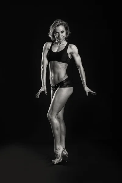 Bodybuilder woman shows her muscles — Stock Photo, Image