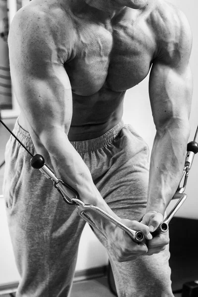 Hombre musculoso haciendo ejercicio con pesas —  Fotos de Stock