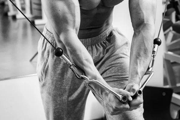 Homme travaillant avec des poids dans la salle de gym — Photo