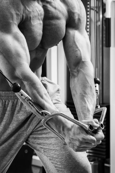 Mann trainiert mit Gewichten im Fitnessstudio — Stockfoto