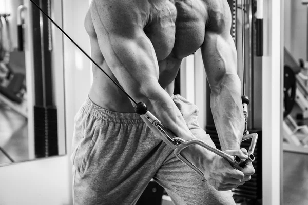 Hombre haciendo ejercicio con pesas en el gimnasio —  Fotos de Stock