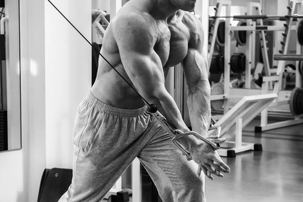 Man aan het werk uit met gewichten in gym — Stockfoto