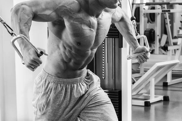 Man aan het werk uit met gewichten in gym — Stockfoto