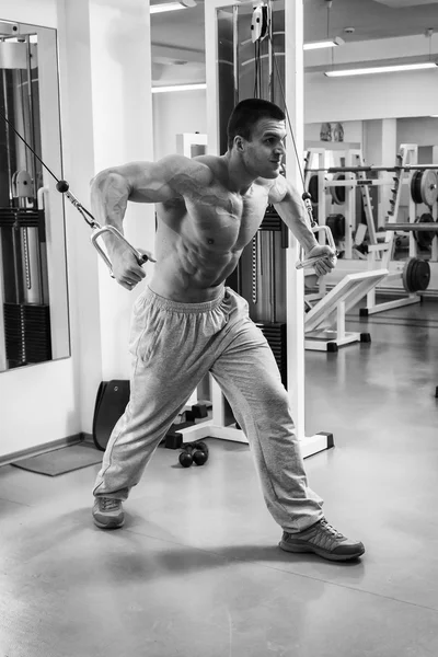 Hombre haciendo ejercicio con pesas en el gimnasio — Foto de Stock
