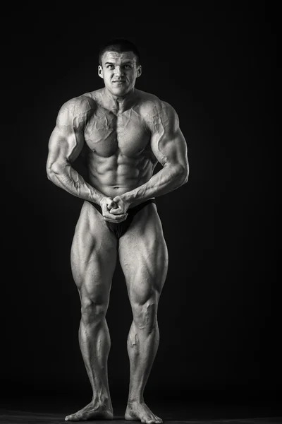 Bodybuilder visar hans muskler — Stockfoto