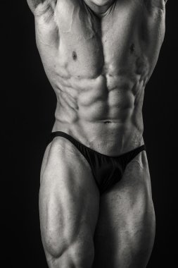 vücut geliştirmeci kasları gösterir