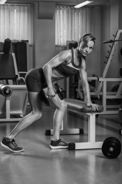 spor salonunda egzersiz kas sarışın