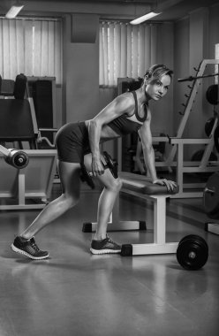 spor salonunda egzersiz kas sarışın