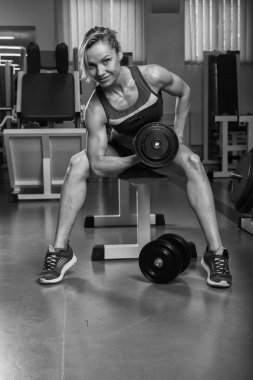 spor salonunda egzersiz kas sarışın