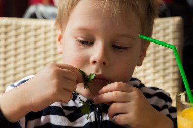 Kahvaltı ve yeşillik yemek çocuk