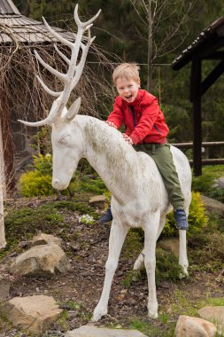 Dağlarda tatil küçük çocuk