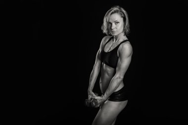 Atletik seksi sarışın