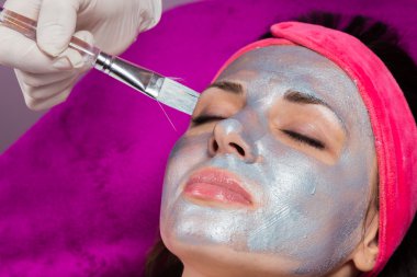 Makyöz yüzüne makyaj uygulamak