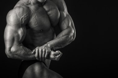 Kasları gösteren vücut geliştirmeci