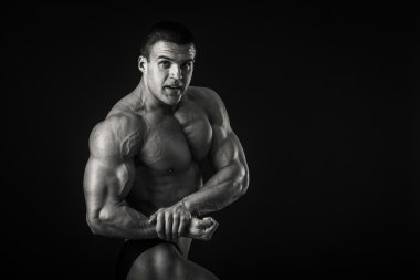 Kasları gösteren vücut geliştirmeci