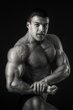 Kasları gösteren vücut geliştirmeci