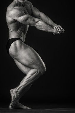 Kasları gösteren vücut geliştirmeci