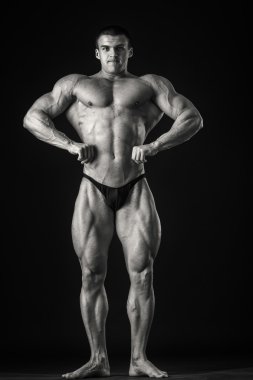Kasları gösteren vücut geliştirmeci