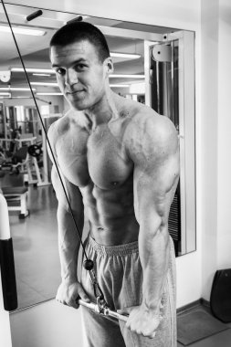 Simülatör kasları için egzersiz yapan erkek.