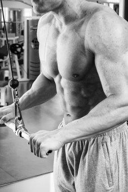 Simülatör kasları için egzersiz yapan erkek.